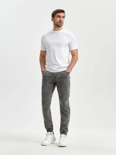 Sinsay Spodnie jeansowe o kroju jogger uszyte z bawełnianej tkanin z dodatkiem elastycznych włókien. - szary