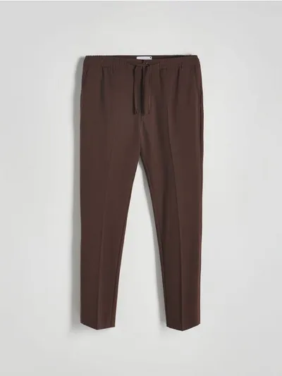 Reserved Spodnie typu jogger o dopasowanym kroju, wykonane z tkaniny z wiskozą. - brązowy