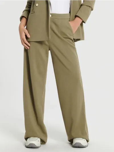 Sinsay Eleganckie spodnie wykonanane z szybkoschnacego materału z dodatkiem elastycznych włókien. Możesz dobrać pasujacą marynarkę i stworzyć komplet. - zielony