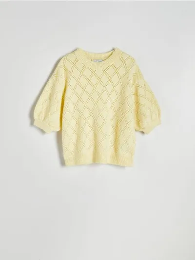 Reserved Sweter o swobodnym kroju, wykonany z ażurowej dzianiny. - jasnożółty