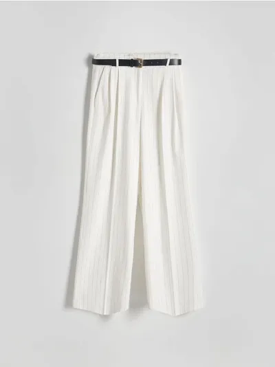 Reserved Spodnie o swobodnym fasonie, uszyte z tkaniny z dodatkiem wiskozy. - biały