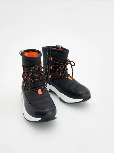 Buty typu śniegowce, wykonane z gładkiego materiału z przeszyciami. - czarny