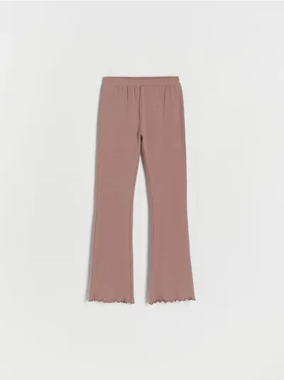 Reserved Spodnie typu flare, wykonane z bawełnianej dzianiny z dodatkiem elastycznych włókien. - kasztanowy