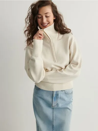 Reserved Sweter o prostym kroju wykonany z dzianiny z dodatkiem wiskozy. - kremowy