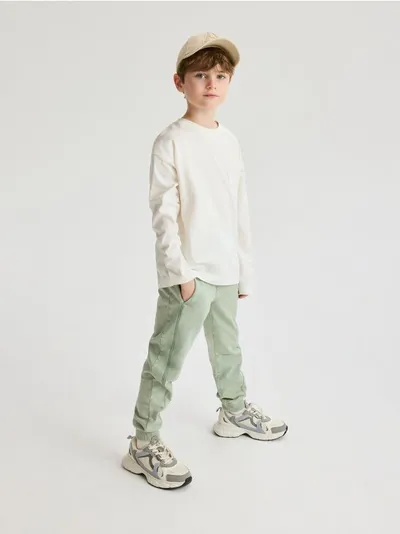 Reserved Dresowe spodnie typu jogger, wykonane z przyjemnej w dotyku, bawełnianej dzianiny. - jasnozielony