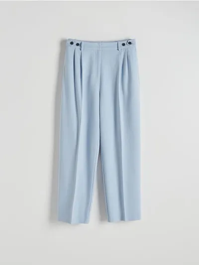 Reserved Spodnie typu cygaretki, uszyte z tkaniny z dodatkiem wiskozy. - jasnoniebieski