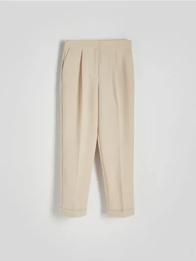 Reserved Spodnie o dopasowanym fasonie, wykonane z tkaniny z dodatkiem wiskozy. - beżowy