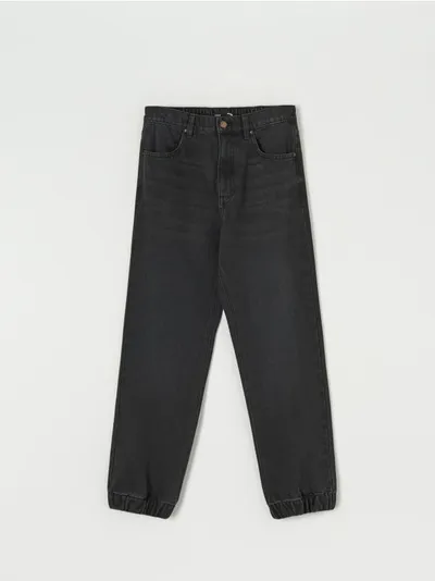 Sinsay Spodnie jeansowe o swobodnym kroju jogger, uszyte z bawełny z domieszką delikatnej dla skóry wiskozy. - czarny