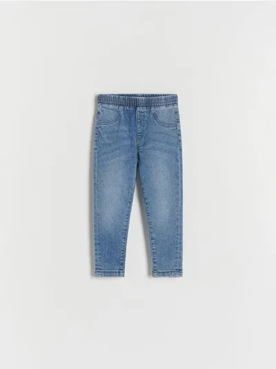 Reserved Jeansy o dopasowanym fasonie, wykonane z tkaniny z bawełną i dodatkiem elastycznych włókien. - niebieski