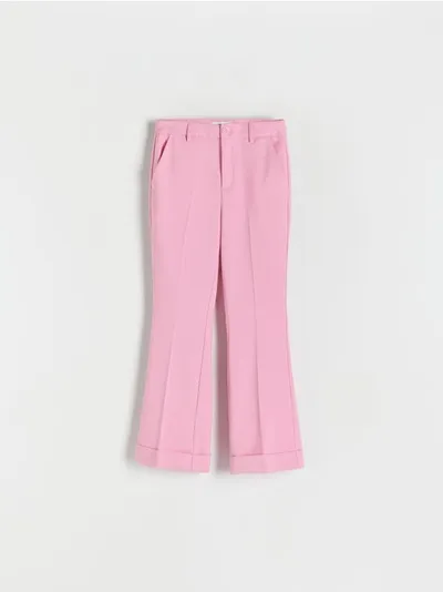Reserved Spodnie typu flare, wykonane z tkaniny z dodatkiem wiskozy i elastycznych włókien. - różowy