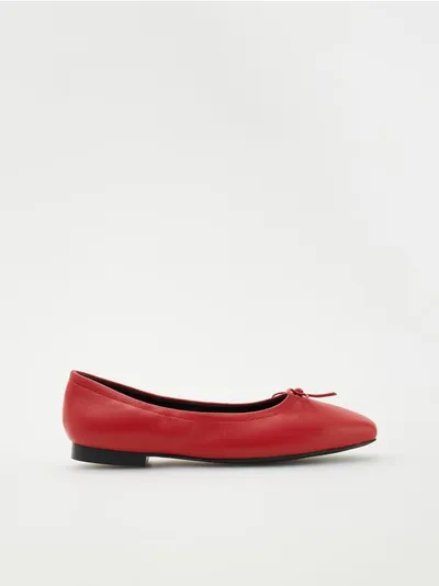 Buty z kolekcji PREMIUM, wykonane ze skóry naturalnej. - czerwony