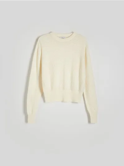 Reserved Sweter o prostym kroju, wykonany ze strukturalnej dziainy z bawełna i wełną. - złamana biel