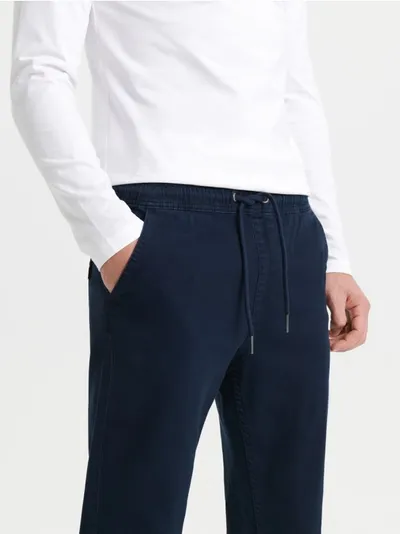 Sinsay Spodnie o kroju jogger fit uszyte z baweły z domieszką elastycznych włókien. - granatowy
