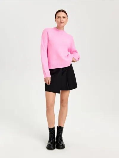 Sinsay Wygodny, miękki sweter uszyty z lekkiej dzianiny z dodatkiem elastycznych włókien. - różowy