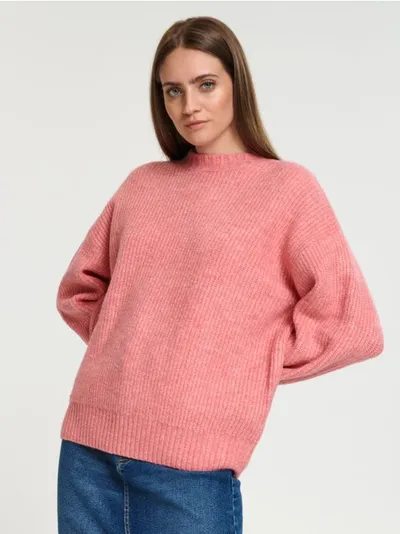 Sinsay Wygodny sweter w prążki o swobodnym kroju, uszyty z miękkiej dzianiny. - różowy