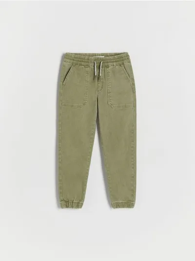 Reserved Spodnie typu jogger, wykonane z wysokoelastycznej tkaniny z bawełną i lyocellem. - ciemnozielony