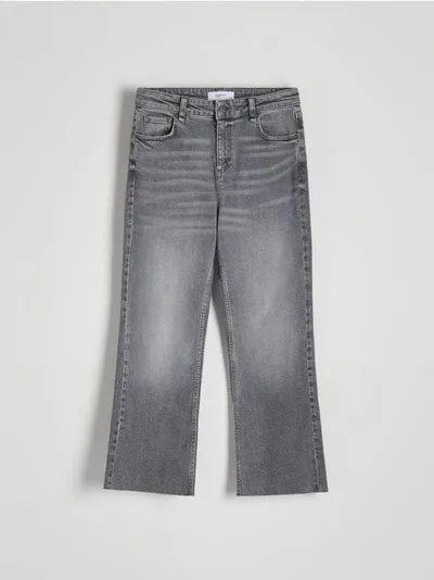 Reserved Jeansy o dopasowanym fasonie z rozszerzanymi nogawkami, uszyte z bawełny z dodatkiem elastycznych włókien. - szary