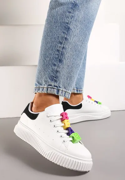 Renee Biało-Czarne Sneakersy na Niskiej Platformie z Kolorowymi Aplikacjami na Sznurówkach Lasteria