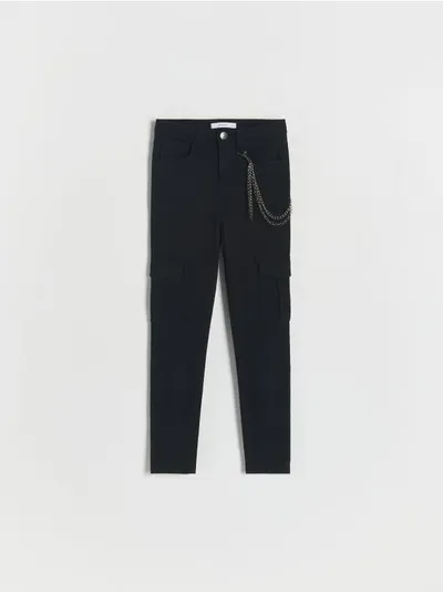 Reserved Spodnie o kroju slim, wykonane z bawełny z dodatkiem elastycznych włókien. - czarny