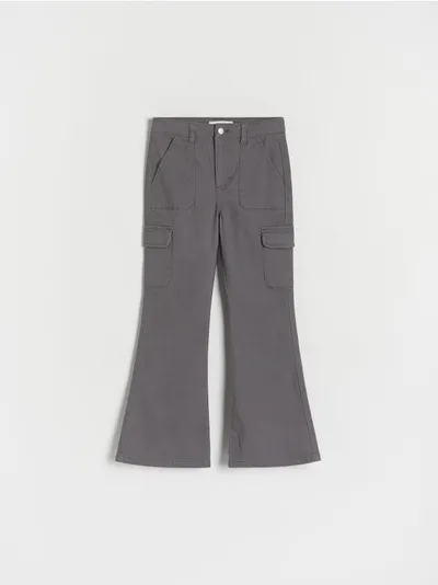 Reserved Spodnie typu flare, wykonane z bawełnianej tkaniny z dodatkiem elastycznych włókien. - ciemnoszary