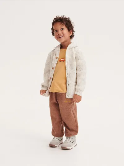 Reserved Spodnie typu jogger, wykonane z dzianiny z bawełnią i domieszką konopii. - brązowy