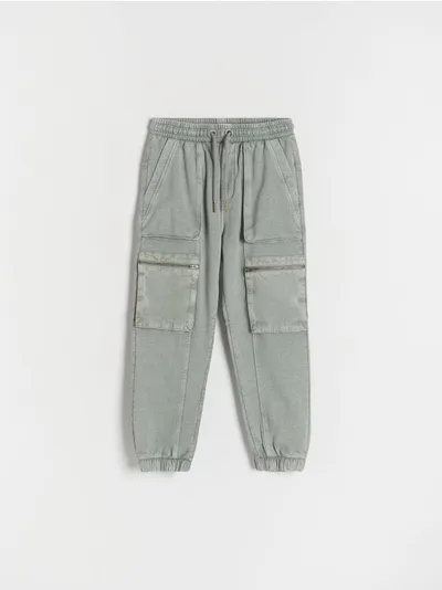 Reserved Spodnie typu jogger wykonane z miękkiej, bawełnianej dzianiny. - zielony