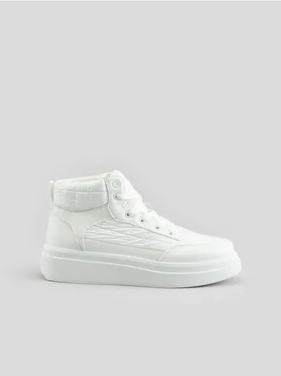 Sinsay Wysokie, białe sneakersy wykonane z imitacji skóry. - biały