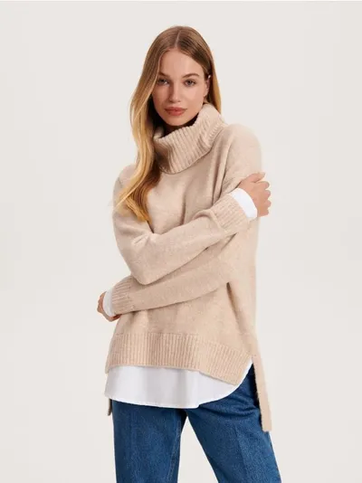 Reserved Sweter o swobodnym fasonie, wykonany z przyjemnej w dotyku dzianiny. - beżowy