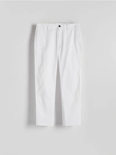 Reserved Spodnie typu chino o swobodnym fasonie, wykonane z bawełnianej tkaniny. - biały