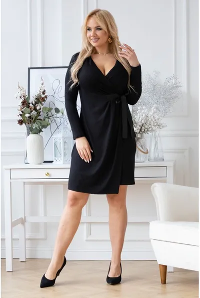 XL-ka Kopertowa czarna sukienka z wiązaniem w talii - MANUELA