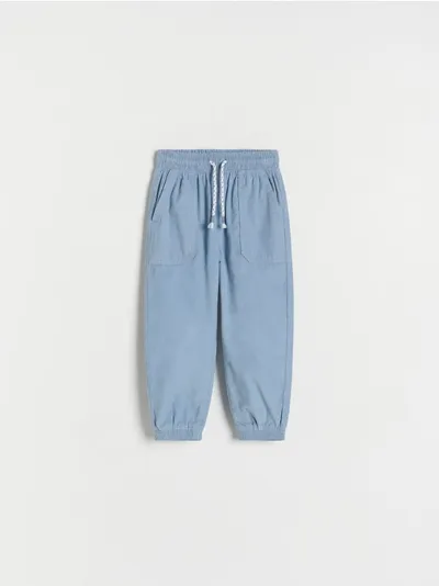 Reserved Spodnie typu jogger, wykonane ze strukturalnej, bawełnianej tkaniny. - niebieski