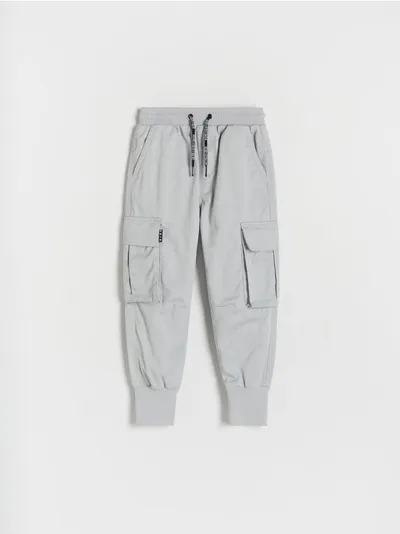 Reserved Spodnie typu jogger, wykonane z gładkiej tkaniny z bawełną. - jasnoszary