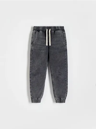 Reserved Jeansy typu jogger, wykonane z miękkiego denimu z dodatkiem elastycznych włókien. - jasnoszary