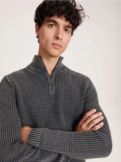 Reserved Sweter o regularnym kroju, wykonany z bawełnianej dzianiny. - niebieski