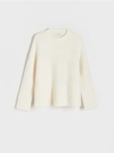 Reserved Sweter o prostym kroju, wykonany z dzianiny z dodatkiem alpaki oraz wełny. - złamana biel