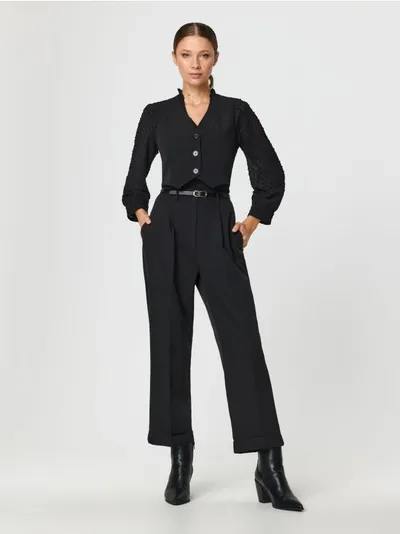 Sinsay Eleganckie spodnie z wysokim stanem, wykonane z szybkoschnącego materiału z domieszką elastycznych włókien. W komplecie z paskiem. - czarny