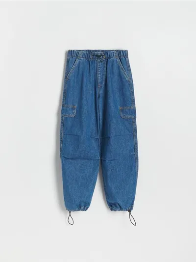 Reserved Jeansy typu parachute, wykonane z bawełnianej tkaniny. - niebieski