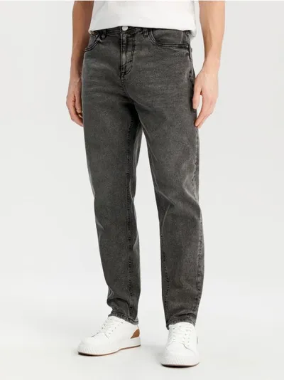Sinsay Spodnie jeansowe o kroju comfort fit wykonane z bawełny z dodatkiem elastyczych włókien. - szary
