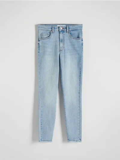 Reserved Jeansy o dopasowanym fasonie, wykonane z bawełny z domieszką elastycznych włókien. - niebieski