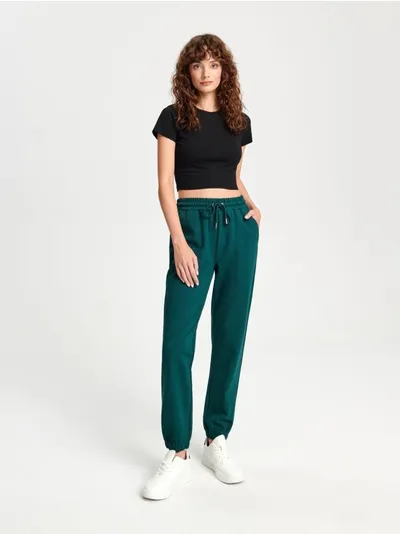 Sinsay Wygodne spodnie dresowe uszyte z delikatnej dla skóry wiskozy z dodatkiem elastycznych włókien. - zielony