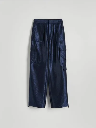 Reserved Spodnie o prostym kroju, wykonane z połyskującej tkaniny z wiskozą. - granatowy