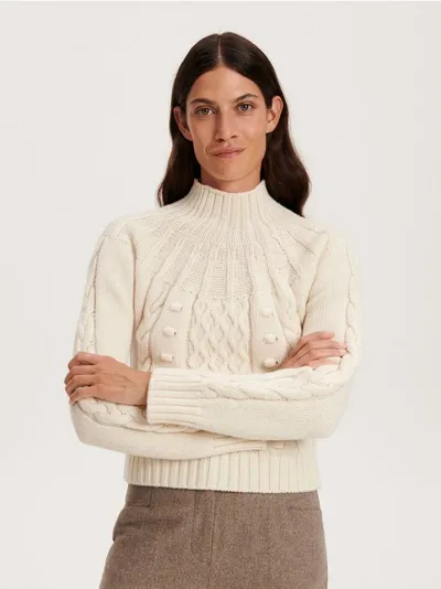 Reserved Sweter o prostym kroju, wykonany z mięsistej dzianiny z wełną merino. - złamana biel