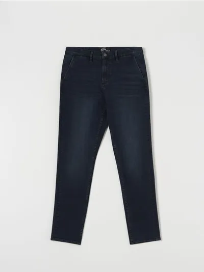 Sinsay Wygodne jeansy wykonane z bawełnianej tkaniny z dodatkiem elastycznych włókien. - granatowy