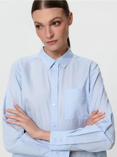 Sinsay Klasyczna koszula z kieszonką, uszyta z bawełny. - błękitny