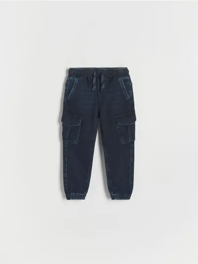 Reserved Jeansy typu jogger, wykonane z bardzo miękkiego denimu z dodatkiem elastycznych włókien. - granatowy