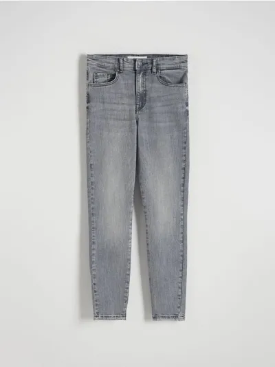Reserved Jeansy o dopasowanym fasonie, wykonane z bawełny z domieszką elastycznych włókien. - jasnoszary
