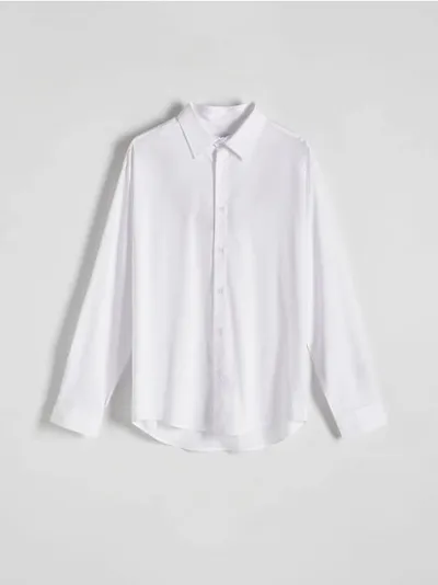 Reserved Koszula o regularnym kroju, wykonana z gładkiej tkaniny. - biały
