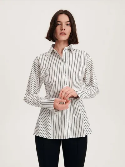 Reserved Koszula o taliowanym fasonie, wykonana z przyjemnej w dotyku bawełnianej tkaniny w prążek. - biały