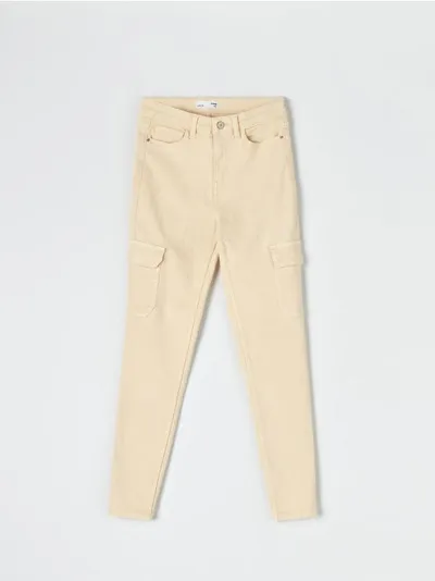 Sinsay Spodnie jeansowe o dopasowanym kroju z kieszeniami cargo, uszyte z bawełny z domieszką elastycznych włókien. - kremowy
