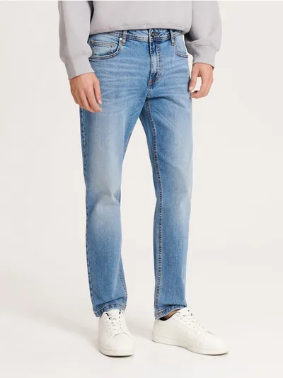Reserved Spodnie jeansowe o dopasowanym kroju. - niebieski